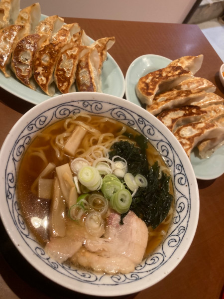 「佐野らーめん+シソ餃子+野菜餃子+肉餃子+ジャンボ餃子」@悟空の写真