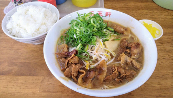 「支那そば 肉入(小)+ねぎ･ライス(小)」@支那そば 王王軒 本店の写真