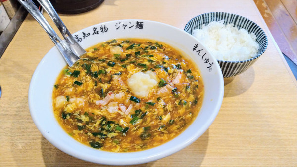 「にんにくじゃんめん+ごはん・ホルモン増量」@まんしゅうの写真