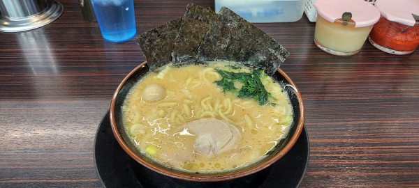 「醤油ラーメン」@横浜家系ラーメン 逗子家 三浦海岸店の写真