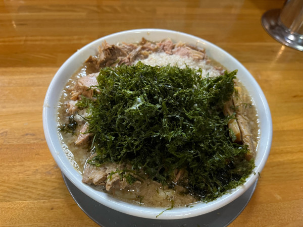 「肉中華+大盛、肉、岩のり、背脂」@中華そば136の写真