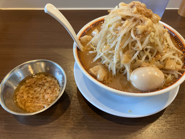 「ラーメン　900円　お腹空いてます（大盛り）　トッピング味玉（ク」@顎で喰らえ ラウンドワン草加店の写真