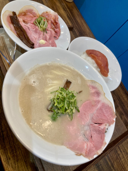 「豚骨ラーメン+辛子明太子一本乗せご飯+肉ごはん　計1300円」@むかん 初台の写真