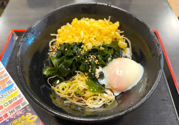 「三陸わかめそば(520円)+温玉(クーポン)」@ゆで太郎 平河町店の写真