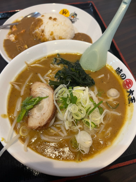 「カレーラーメン➕ホッキ貝カレーライス」@味の大王 総本店の写真