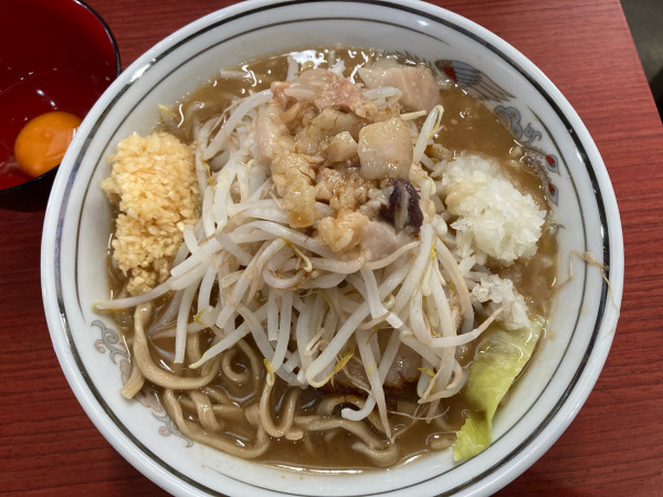 「ラーメン(中盛り)¥880+生卵¥100」@ラーメン一太豚の写真