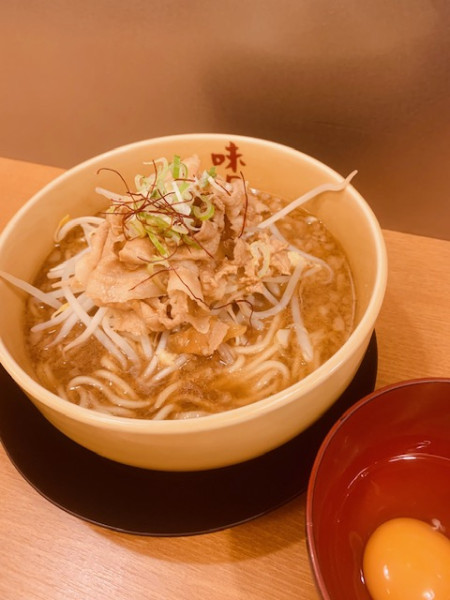「赤みそラーメン 930円 生卵クーポン」@味噌ラーメン 百庵 西新宿店の写真