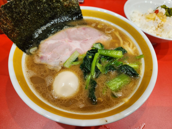 「ラーメン並 味玉  ライス無料」@横浜家系ラーメン 武虎家 西小山本店の写真