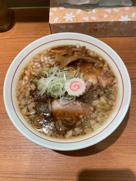 「背脂中華そば(900円)平打ち麺」@麺屋すえよしの写真