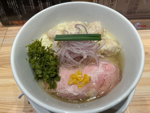 「青森ワンタン拉麺 白」@拉麺·餃子 花秀の写真