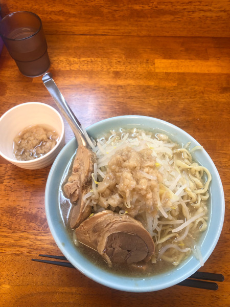 「つる並　野菜マシ脂マシ　豚一枚トピ」@汁麺屋 どっぷりしやがれの写真