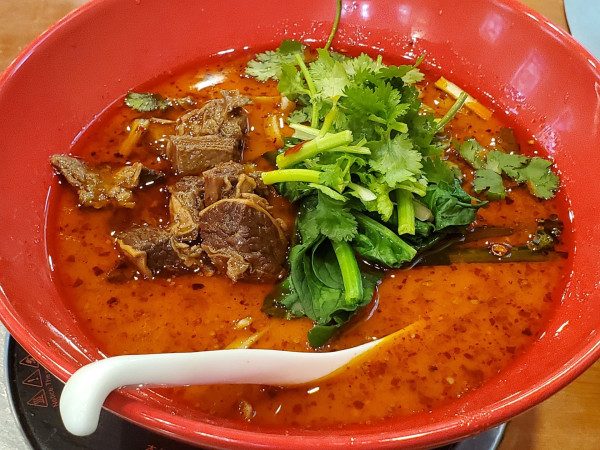「地獄麻辣牛肉麺」@四川料理 小青椒の写真