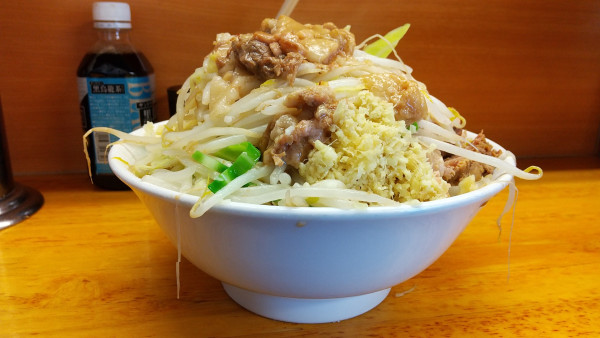 「小豚マシ（ヤサイニンニクマシマシアブラ）」@ラーメン二郎 立川店の写真