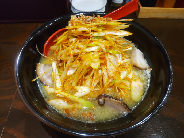 「辛ネギ鶏白湯ラーメン大盛り930円」@麺処GAKUの写真