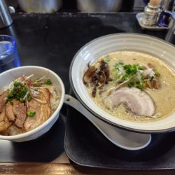 泡とろラーメン900円＋もつぶっかけ（小）400円