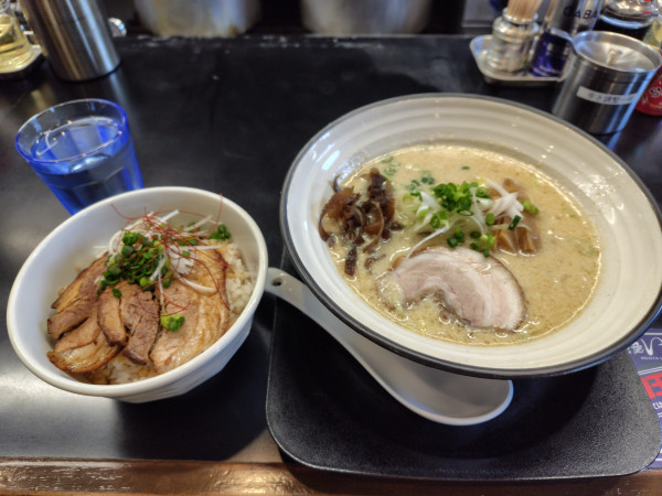 「泡とろラーメン900円＋もつぶっかけ（小）400円」@泡とろ齋藤の写真