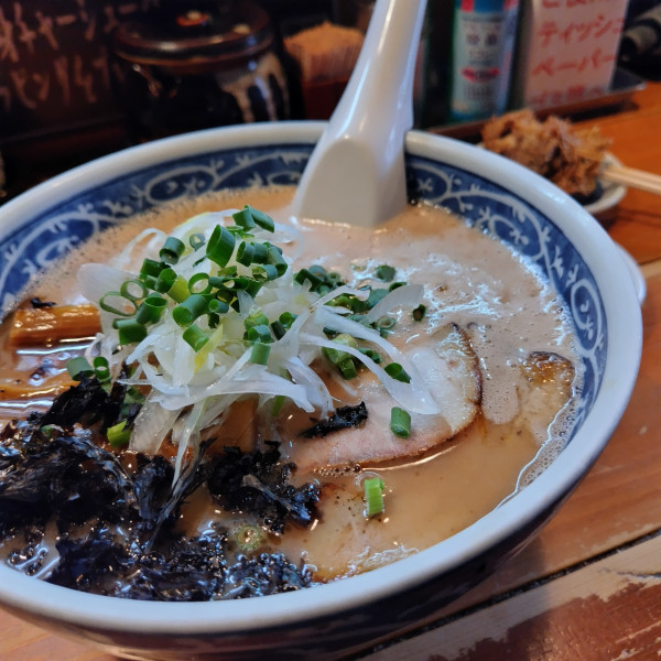 「ラーメン850円 辛高菜50円 ほぐしチャーシュー100円」@愚直の写真