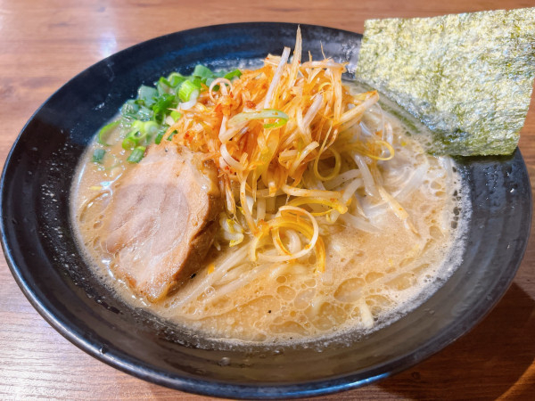 「白マル味噌ラーメン（858円）、辛ネギ（CP）」@マルヤ商店の写真