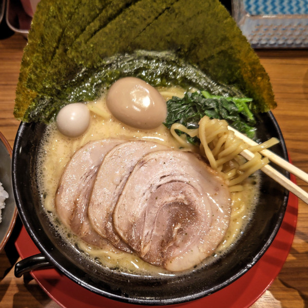 「全部のせラーメン(1000円)＋半替玉(100円)」@横浜家系ラーメン 角蔵家の写真