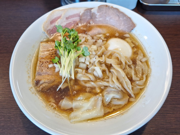 「特製いりこそば＋限定和えた玉(1550円)」@オカモトモノガタリの写真