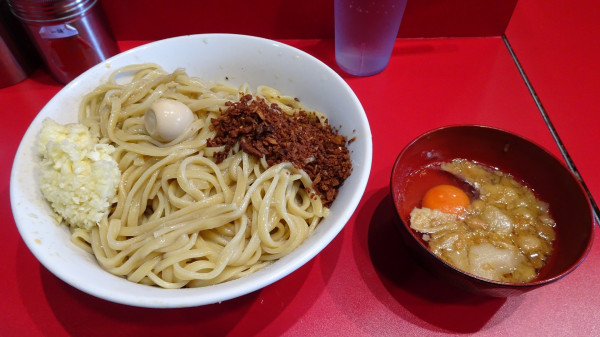 「ペペロンチーノ塩油そば（1,050円）＋脂生玉子（80円）」@麺屋HEROの写真