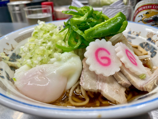 「サッポロ赤星＋キリンラガー＋チャシュー皿→ 五目油そば」@中華そば みたかの写真