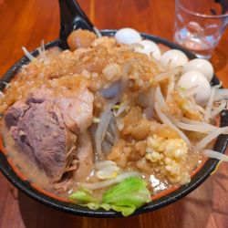 豚ラーメン＋うずら5個(990円)