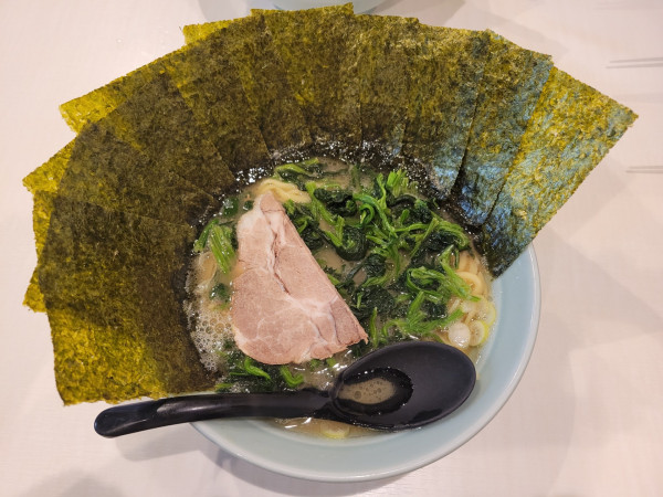 「ラーメン並ほうれん草増し海苔増し」@横浜家系ラーメン 府中家の写真