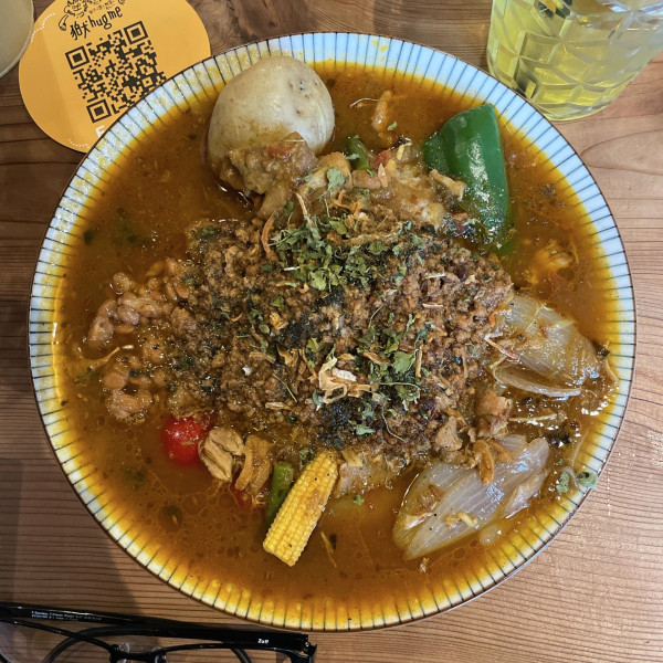 「山椒ポークキーマとチキンカレーと、蒸し野菜（おまかせ5種）」@狛犬 hug meの写真