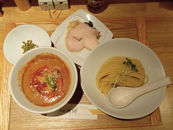 「赤つけ麺＋ブドウ山椒の実」@麺屋 周郷 神田店の写真