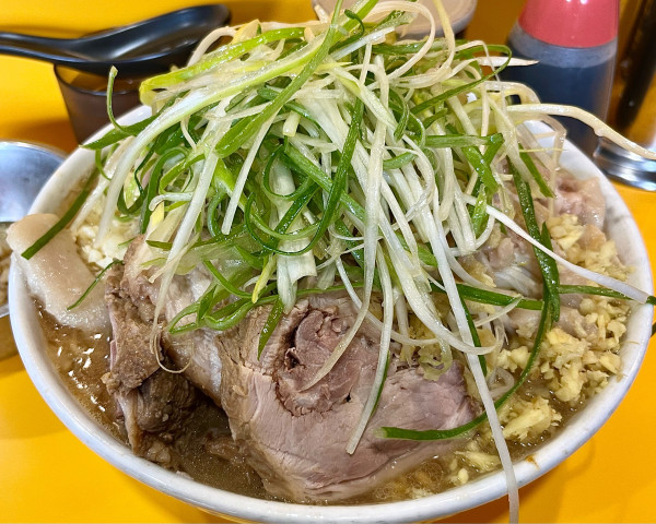 「大ラーメン  麺増し700g  しょうが ネギ」@ラーメン二郎 八王子野猿街道店2の写真