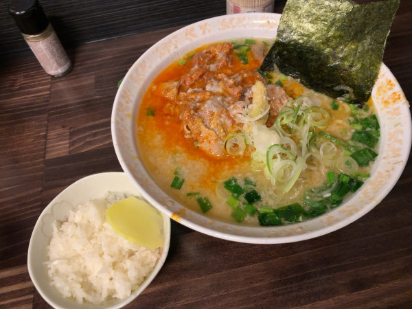 「辛ホルモンラーメン＋半ライス」@ラーメン 詠多の写真