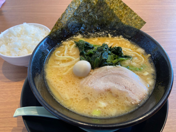 「ラーメン（醤油）＋ミニライス」@横浜家系ラーメン 晴天家 十日市場店の写真