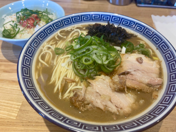 「煮干豚骨醤油  大盛」@豚骨醤油 三輪の写真