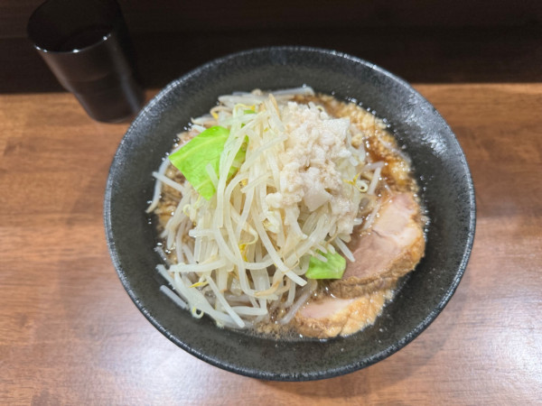 「ラーメン(極小)ニンニク少し 800円＋無料豚(１枚)」@麺処 はっぴ～の写真