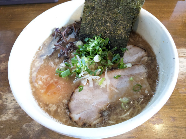 「醤油豚骨らーめん 細麺」@豚骨らーめん いちご家の写真