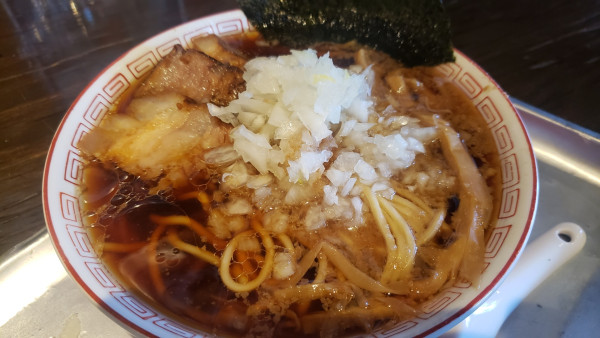 「ラーメン（生麺）＋やくみ＋背脂」@びーどろ食堂の写真