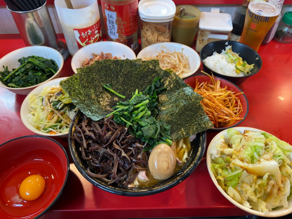「中盛チャーシューメン（硬め 多め）＋トッピング全部＋ライス」@家系総本山 ラーメン吉村家の写真