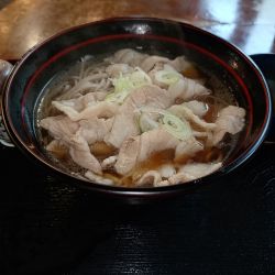 ヤシオの肉そば（950円）