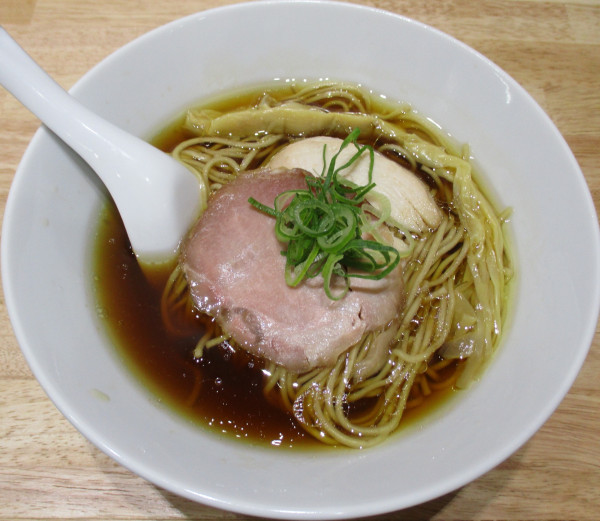 「醤油らぁ麺　900円」@らぁ麺 ゆかり 京橋店の写真