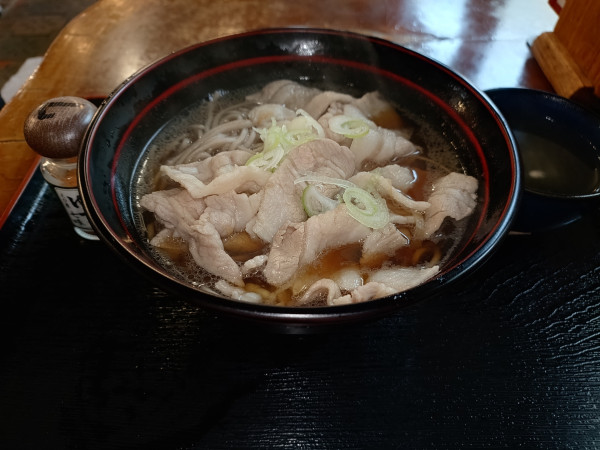 「ヤシオの肉そば（950円）」@龍頭之茶屋の写真