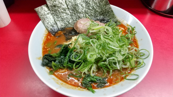 「辛味豚骨（中）サービスライス」@横浜家系ラーメン 武蔵家 千歳烏山店の写真