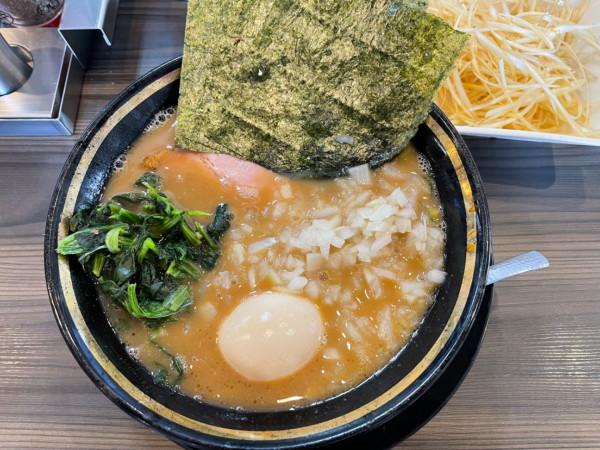 「ネギラーメン(白)＋味玉」@家系ラーメン がくの写真