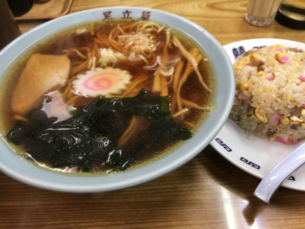 「半チャーハンラーメン（800円）」@足立屋の写真