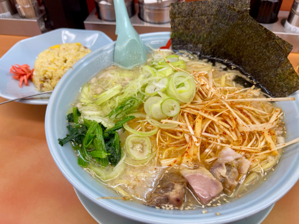 「辛ネギ塩ラーメン 大盛  背脂変更 TP薬味ねぎ」@ラーメン山岡家 さいたま宮前店の写真