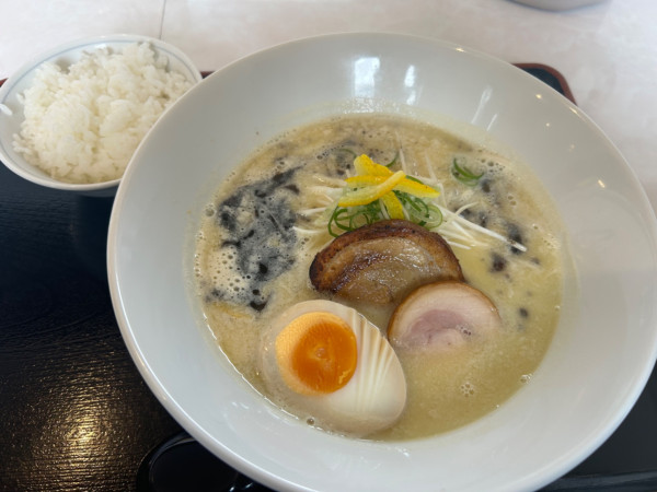 「タマシャモ白湯ラーメン900円+半ライス(無料)」@やまむろラーメンの写真