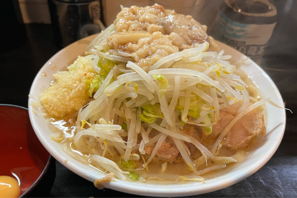 「小ラーメン 豚２枚 全マシ+生卵」@豚星。の写真