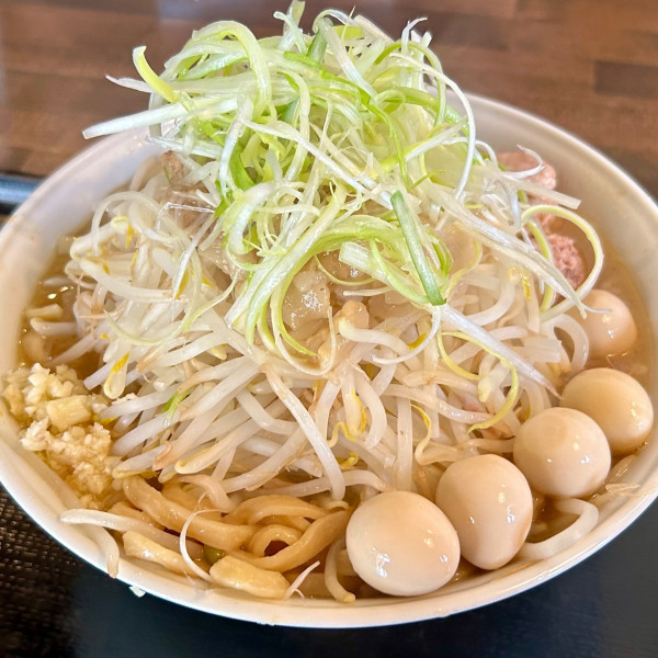 「ラーメン（ヤサイ、ニンニク少なめ、アブラ）＋うずら」@ラーメン貴丸の写真