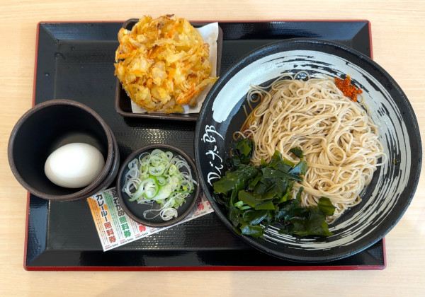 「朝そば・生たまご(450円)+わかめ(クーポン)」@ゆで太郎 南青山一丁目店の写真