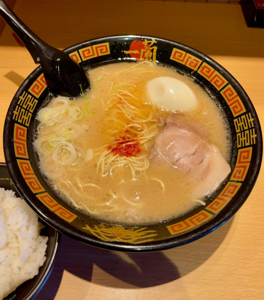 「ラーメン+半熟塩ゆでたまご（1120円）」@一蘭 宝塚店の写真